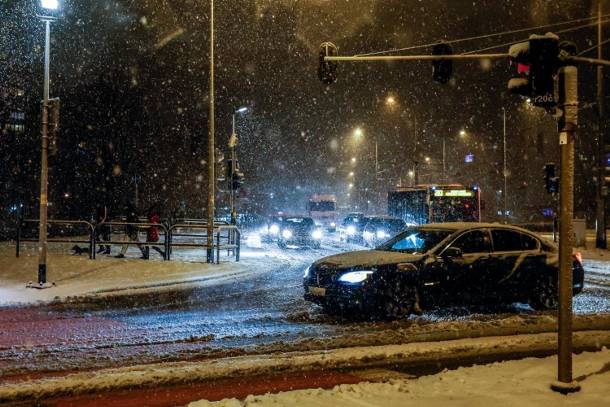 6 milionów polskich kierowców jeździ zimą na oponach letnich. Wprowadzony zostanie obowiązek zimówek?