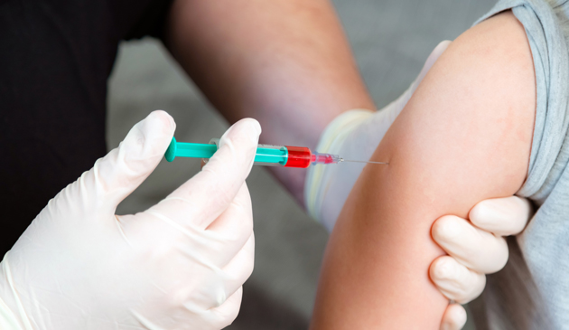 60-latkowie sceptyczni wobec szczepień, stąd młodsi mogą się już zapisywać na konkretny termin