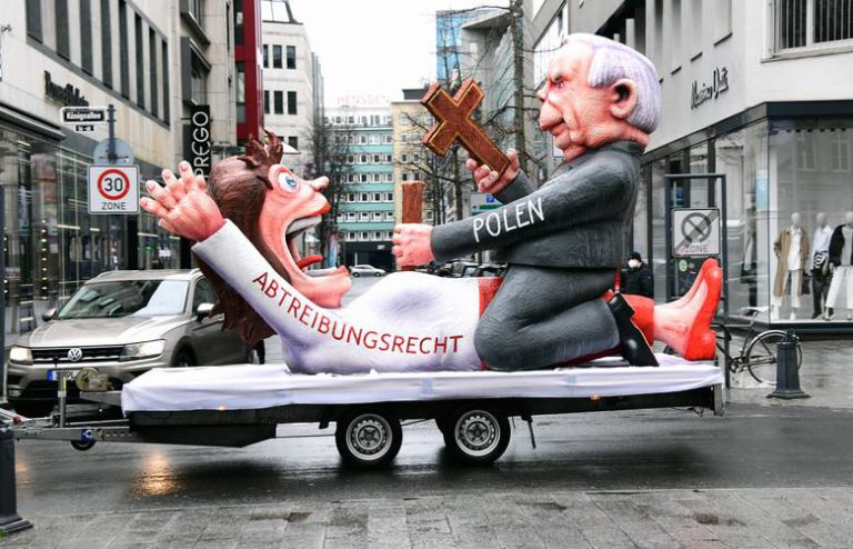 Karykatura Jarosława Kaczyńskiego i innych przywódców na paradzie w Dusseldorfie. Konsulat RP protestuje