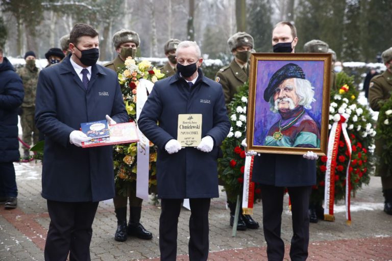 Pogrzeb Papcia Chmiela. Henryk Jerzy Chmielewski pośmiertnie odznaczony Orderem Orła Białego