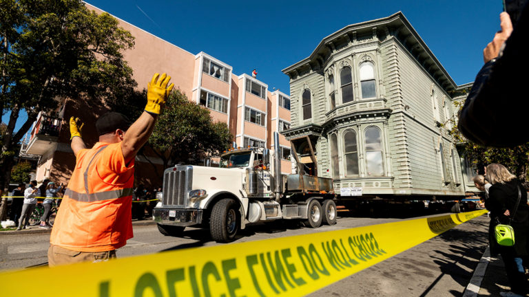 Dwupiętrowa zabytkowa willa przejechała ulicami San Francisco
