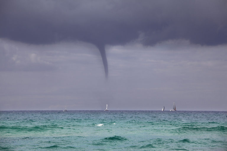 Tornado na Florydzie zerwało dachy domów. Wiatr wiał z prędkością 75 mil na godzinę