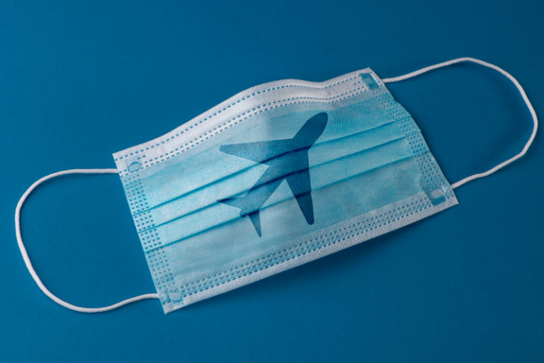 Uderzył stewardessę, bo kazała mu założyć maseczkę. Może zapłacić nawet 27,5 tys. kary