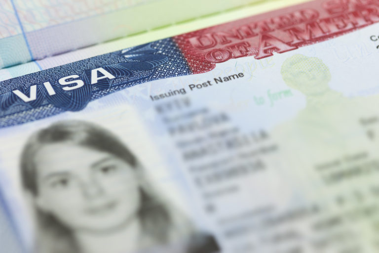 Skarga RPO: Po wadliwej adopcji dzieci przebywają w USA na podstawie wiz turystycznych