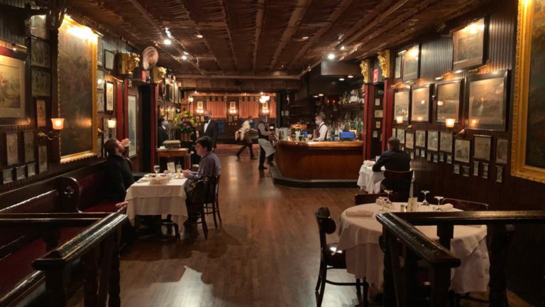 Burmistrz Lori Lightfoot luzuje restryckje nałożone na restauracje