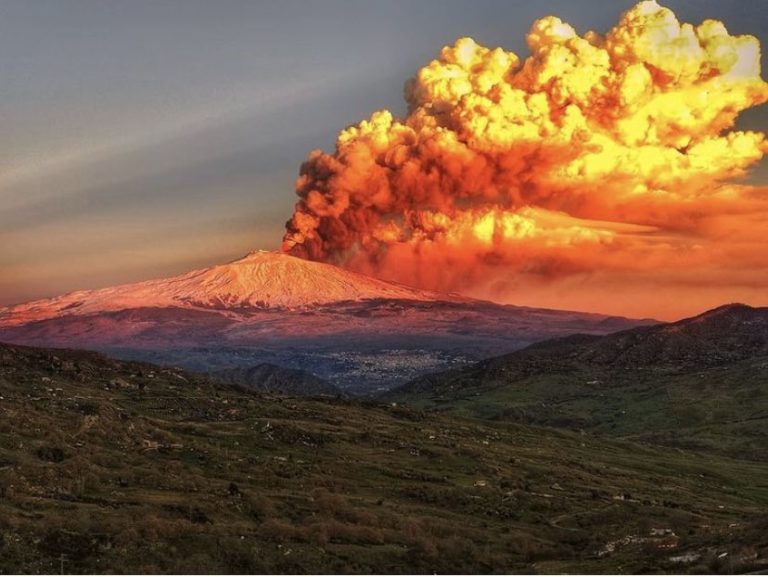 Wulkan Etna znów aktywny i wyrzuca z siebie fontanny lawy