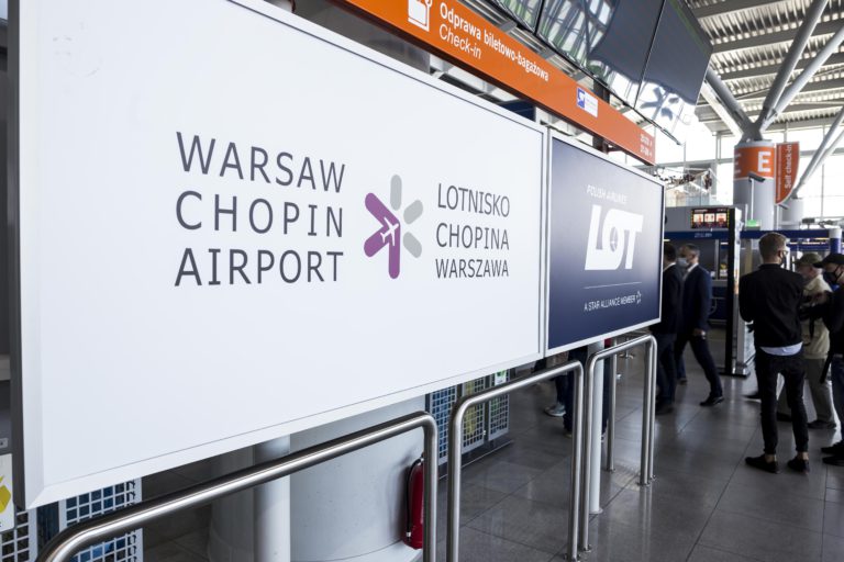 LOT: Kartę pokładową musisz odebrać na lotnisku