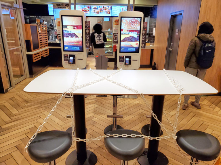 Restauracje McDonald’s w Teksasie i Mississippi nie rezygnują z obostrzeń – nadal będą wymagane maseczki