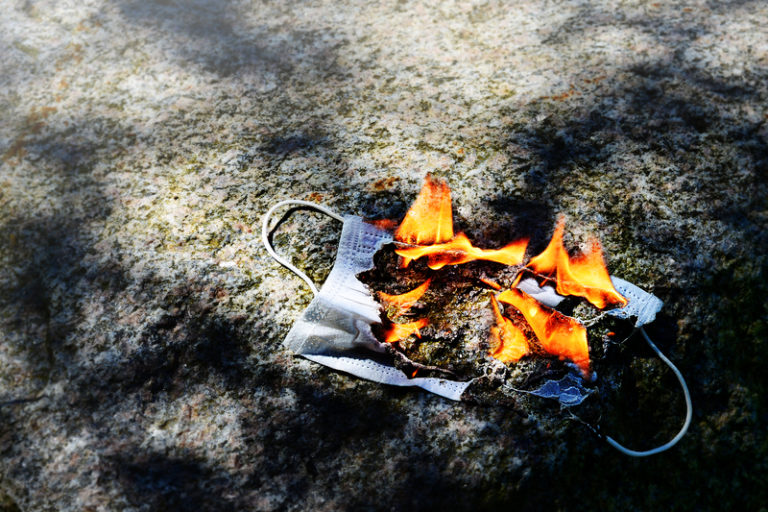 Demonstracje i palenie maseczek w Idaho