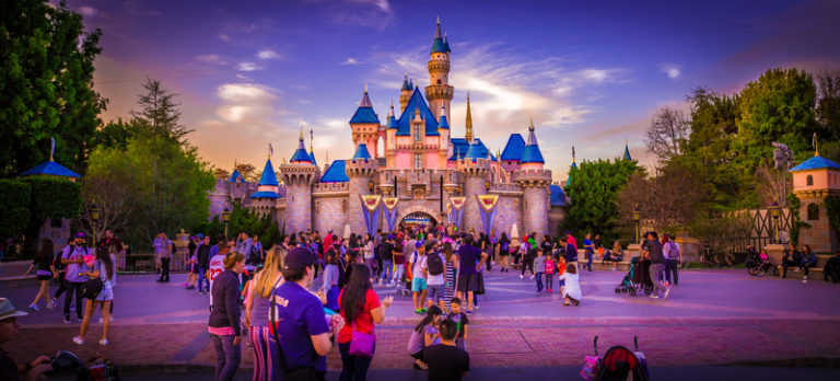 Kalifornia, po roku lockdownu, planuje covidową odwilż – otwarty ma zostać m. in. Disneyland