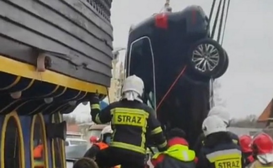 Tragiczny wpadek w Dziwnowie. Nurek: Samochód leżał na dnie zalewu na dachu około 30 metrów od nabrzeża