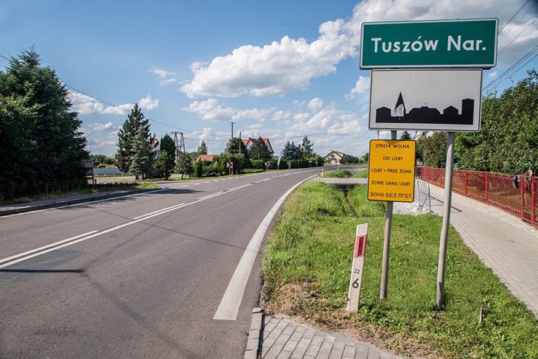 Twórca akcji „strefy wolne od LGBT” przed sądem. Pierwsza rozprawa z pozwu gminy Tuszów