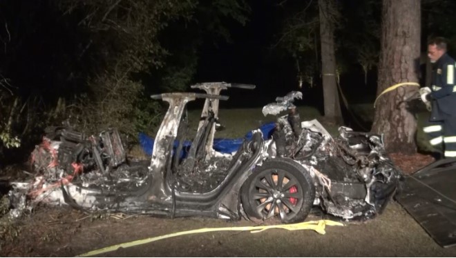 Tesla Model S uderzyła w drzewo jadąc na „autopilocie”. Strażacy nie mogli ugasić pożaru
