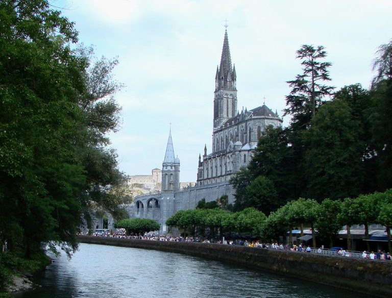Francja: Powrót masowych pielgrzymek do Lourdes