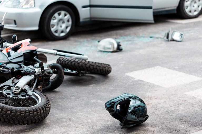 Kierowca motocykla wyrzucony z fotela po zderzeniu z samochodem