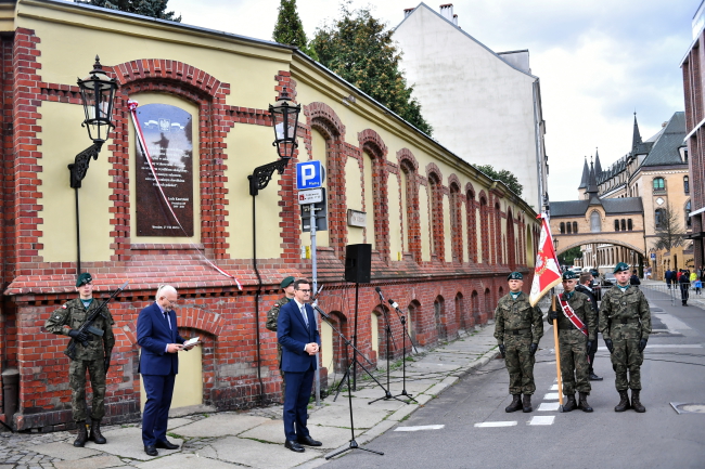 We Wrocławiu odsłonięto tablicę poświęconą prezydentowi Lechowi Kaczyńskiemu