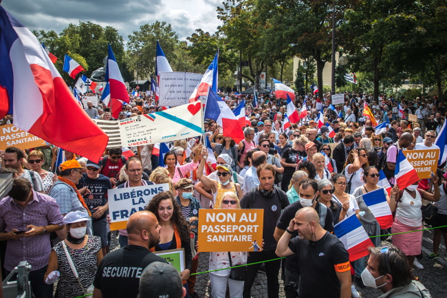 Francja/ Ponad 40 tys. osób protestowało przeciwko przepustkom sanitarnym