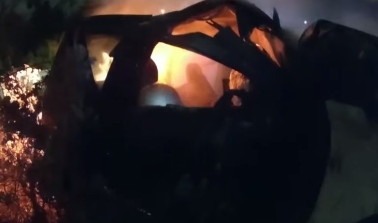 Brawurowa akcja policji w Teksasie. Wyciągnęli mężczyznę z płonącego auta (VIDEO)