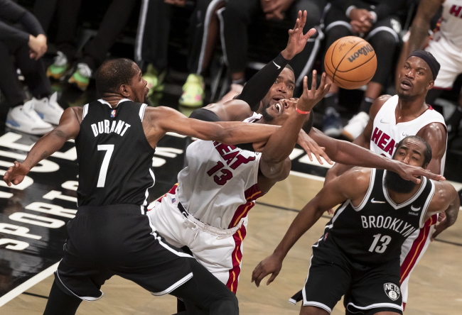 NBA: Codziennie testowanie zaszczepionych koszykarzy przedłużone, ale sytuacja nie poprawia się