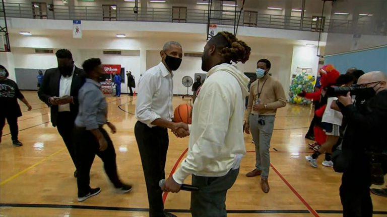 Barack Obama podczas wizyty w Chicago zagrał z młodymi ludźmi w koszykówkę