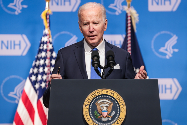 Biden zapowiada nową strategię walki z Covid-19. Bez shutdownów czy lockdownów