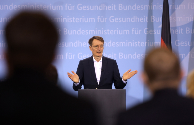 Niemcy/ Minister zdrowia: Kary dla osób odmawiających szczepień powinny być dotkliwe! „Pętla się zaciska”