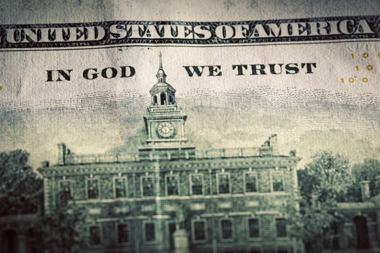 Zakpił z teksańskiej ustawy. „In God We Trust” po arabsku