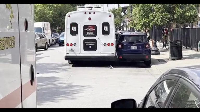 Kierowca party bus celowo zniszczył 13 samochodów. Usłyszał zarzuty