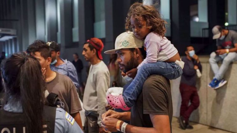 Władze Chicago chcą ulokować migrantów w byłej szkole podstawowej Wadsworth