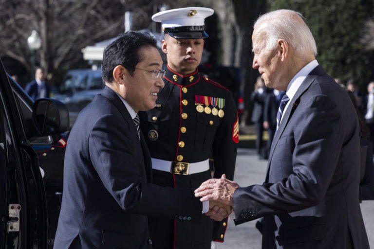 Joe Biden pochwalił wzmocnienie japońskiego wojska i potwierdził zobowiązanie USA do obrony Japonii