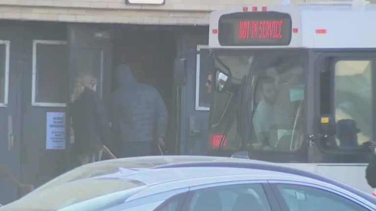 Kolejne autobusy dla migrantów marznących przed posterunkami policji w Chicago