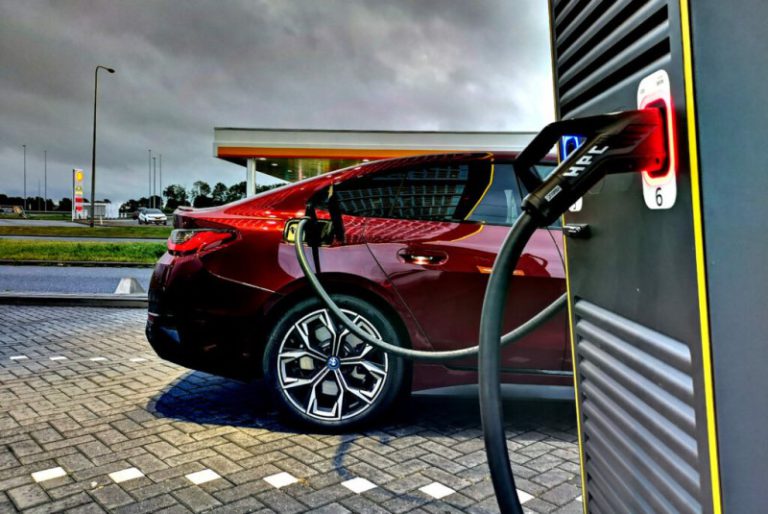 Nowe elektryki stanowią kilka procent sprzedawanych w Polsce aut. W niektórych krajach UE to nawet 40 proc.