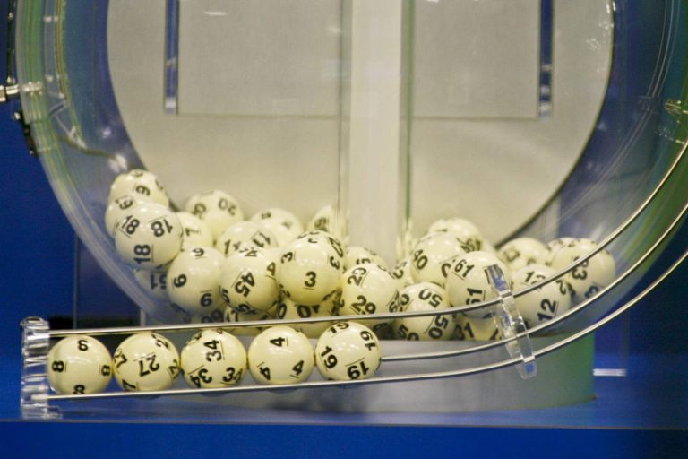 Chory na raka imigrant z Laosu wygrał na loterii Powerball 1,3 mld dolarów