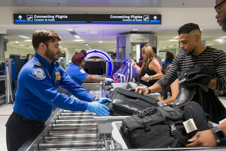 Funkcjonariusze TSA wciąż znajdują broń w walizkach na chicagowskich lotniskach