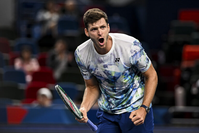 Hubert Hurkacz z awansem do ćwierćfinału turnieju ATP w Paryżu