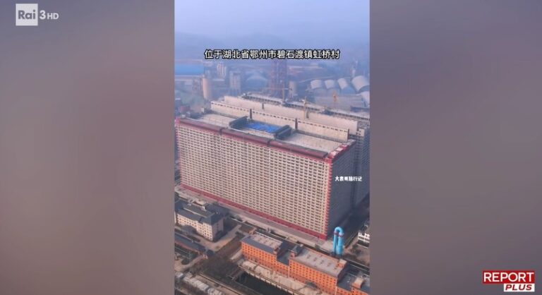 Chiny/ Dziennikarze włoskiej telewizji Rai pokazali wieżowce do hodowli świń, położone nieopodal miasta Wuhan