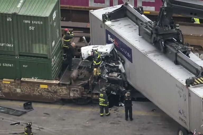 Pociąg towarowy uderzył w ciężarówkę. Nie żyje jedna osoba