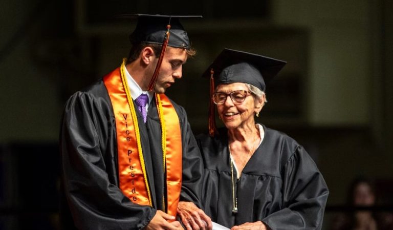 99-letnia Eleanor Monninger musiała rzucić szkołę w czasie II wojny światowej. W sobotę odebrała dyplom high school