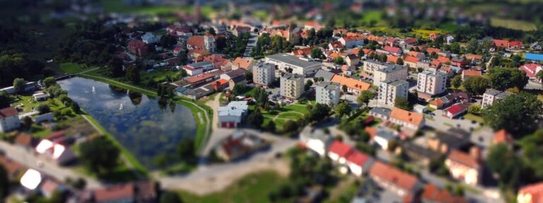 Burmistrz Białej Piskiej: Co najmniej kilka pocisków z terenu poligonu trafiło w cywilne budynki – bloki, sklep. Będziemy żądać od wojska wyjaśnień!