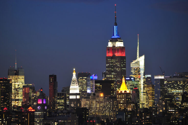 Empire State Building podświetlony w barwach narodowych w hołdzie Jimmy’emu Carterowi