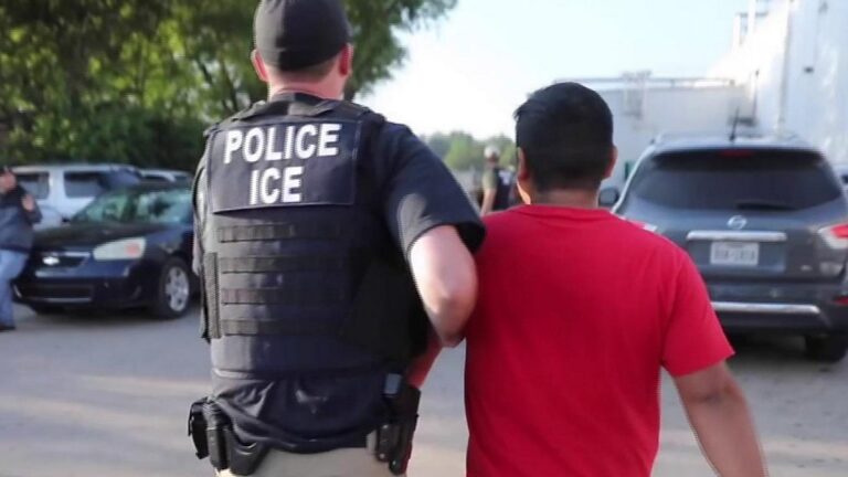 Policja imigracyjna podczas aresztowań w Chicago narusza zasady umowy z 2022 roku