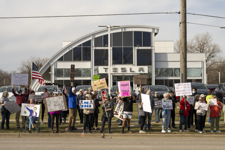 Protest przed salonem Tesli w Lisle