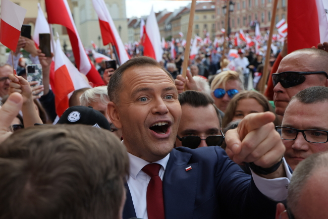 Podsumowujemy ostatni weekend kampanii: Snus, piwo z Mentzenem, marsze w stolicy