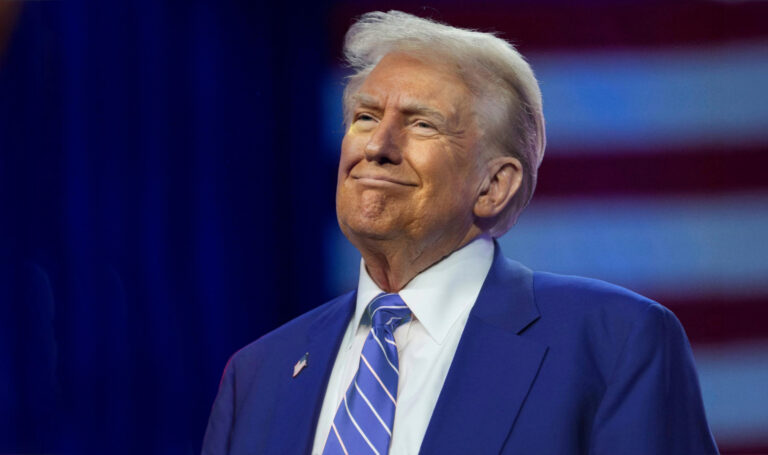 Trump ułaskawił dwóch nurków z Florydy. Zostali skazani za kradzież rekinów