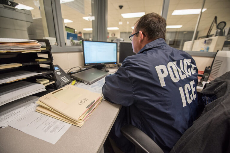 42-latka groziła zastrzeleniem agentów ICE, jeśli aresztują jej męża. Grozi jej 10 lat więzienia