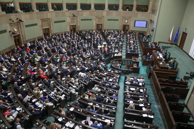 pos³owie na sali plenarnej Sejmu