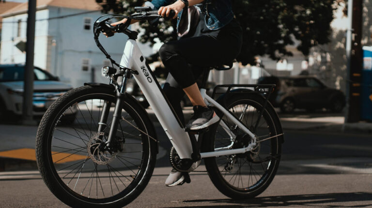 Gubernator JB Pritzker podpisał ustawę zaostrzającą przepisy dla użytkowników elektrycznych rowerów i nie tylko