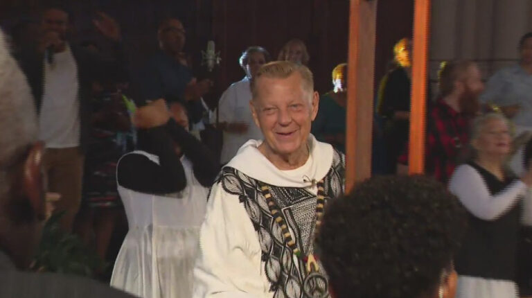 Ksiądz Michael Pfleger odprawił niedzielną mszę święta po przywróceniu go do posługi kapłańskiej: Mam pozytywne nastawienie