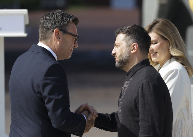 Politico: Zdecydowany proukraiński kurs brytyjskiego premiera kontrastuje z postawą kanclerza Niemiec