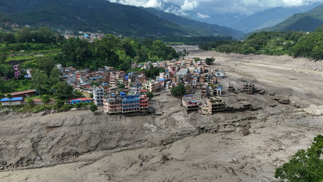 Nepal/ Setki zagranicznych turystów wśród zaginionych wskutek potężnej powodzi błyskawicznej, dziewięć osób nie żyje